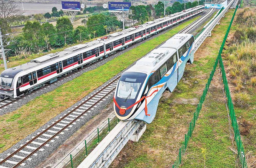 重慶中車長客軌道車輛有限公司，國內首列多適應性中運量單軌系統車輛行駛在試驗線路上。當日，國內首列多適應性中運量單軌系統車輛下線，這是國內跨座式單軌領域研發的重要里程碑，將進一步提升重慶軌道產業發展能級。（攝于2月10日）記者 張錦輝 攝/視覺重慶