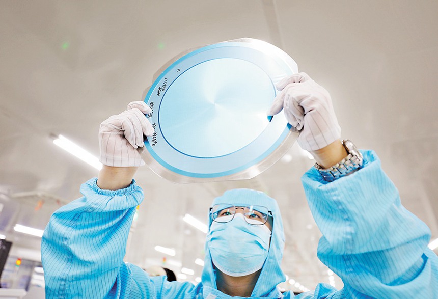 位于梁平高新區的重慶平偉實業股份有限公司射頻及功率器件制造中心生產車間，工人查看生產的電子芯片。近年來，梁平區搶抓機遇，打造以設計、制造、封測、應用等產業為主導的集成電路產業集群，推進新型工業化。（攝于5月9日）特約攝影 劉輝/視覺重慶