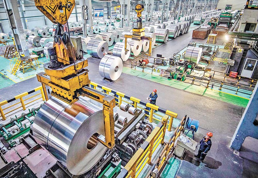 西南鋁（集團）有限責任公司，工人在生產線上忙碌。西南鋁通過加快技術創新，在航空用高性能鋁合金薄板、厚板等多個產品領域形成領先優勢。（攝于1月5日）記者 鄭宇 攝/視覺重慶