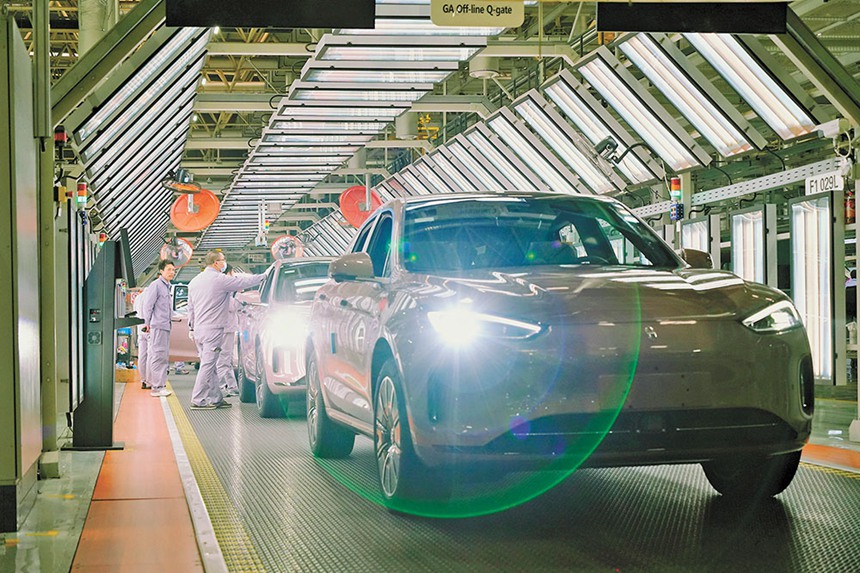 賽力斯兩江智慧工廠，員工檢測新能源汽車。賽力斯集團股份有限公司是以新能源汽車為核心業務的科技型制造企業，業務涉及新能源汽車及核心三電（電池、電驅、電控）、傳統汽車及核心部件總成的研發、制造、銷售及服務，其整車遠銷全球70多個國家和地區。（攝于2月8日）記者 劉旖旎 攝/視覺重慶