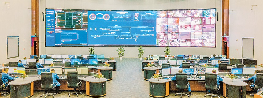 寶鋼股份武漢鋼鐵有限公司調度中心，工作人員通過重慶賽迪奇智人工智能科技有限公司承建的iSmartMC鐵鋼界面智慧管控系統遠程調度鐵水運輸。賽迪奇智圍繞智慧物流應用場景，自主研發了多款工業軟件并推廣應用。（賽迪奇智供圖）