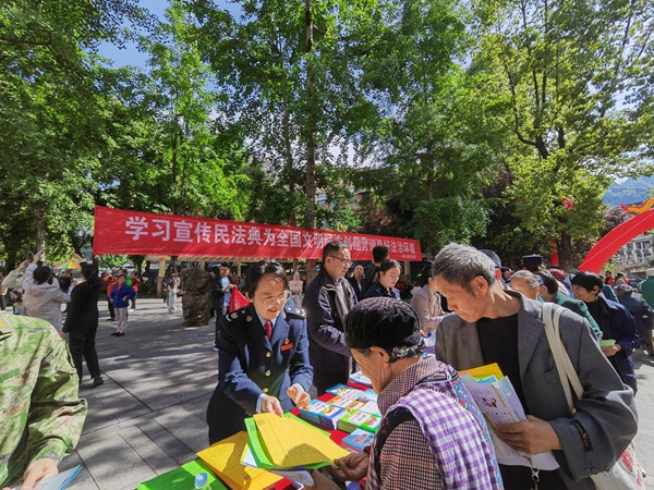 城口縣稅務人員正在向群眾宣傳民法典相關知識。鄧忠瑞攝