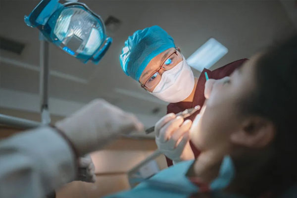 口腔檢查。重醫附屬口腔醫院供圖