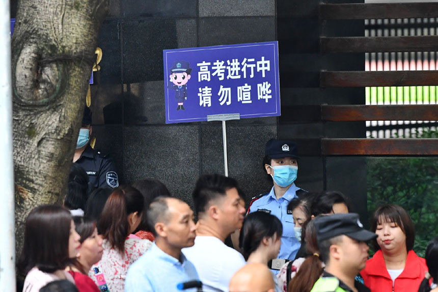 公安部門在考場外維護安靜的考試環境。鄒樂攝