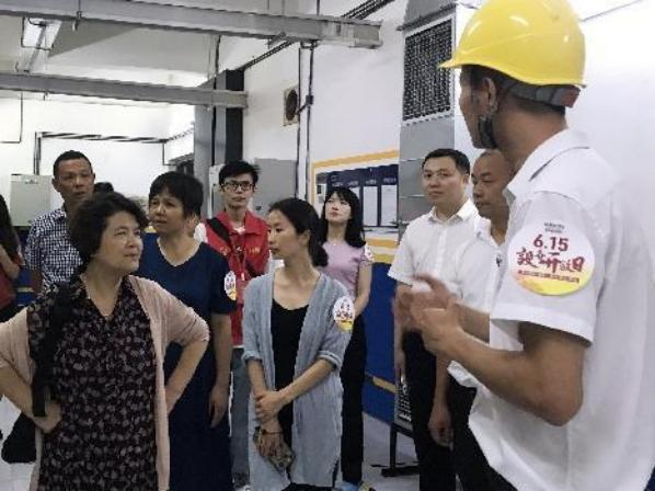 體驗者一行參觀設備房。新鷗鵬物業供圖