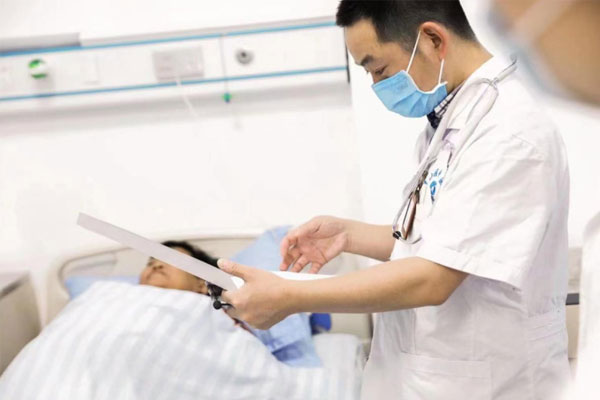 查房。璧山區中醫院供圖