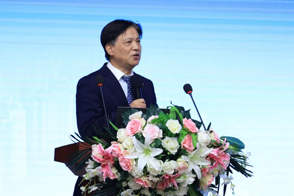 中國醫師協會美容與整形醫師分會會長江華在會上講話。重慶星榮整形外科醫院供圖