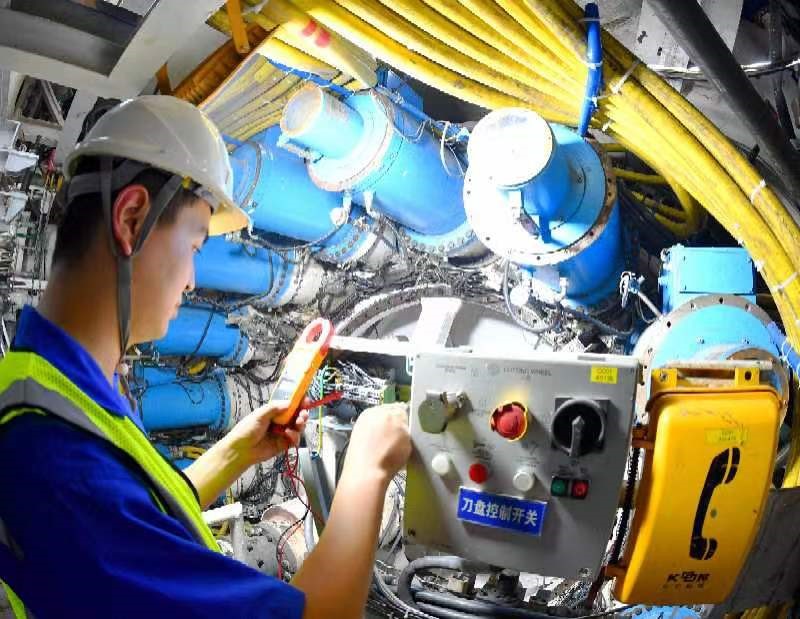 工作人員在檢查“長江號”盾構機運營情況。中鐵十四局供圖