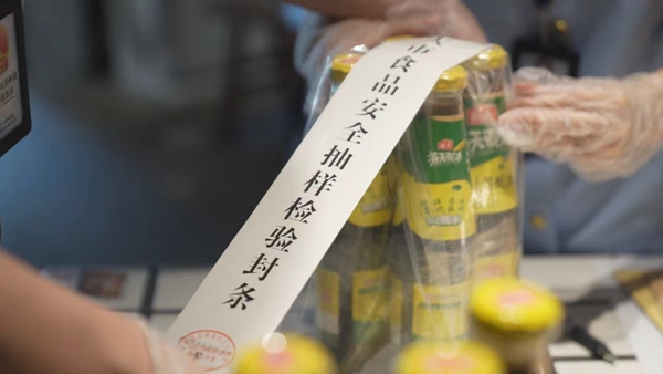 市場監管執法人員對抽樣的耗油進行封樣。重慶市市場監管局供圖