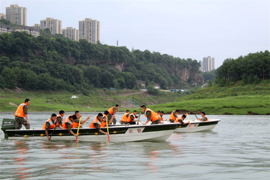 官兵組織劃“龍舟”比賽。錢云星攝
