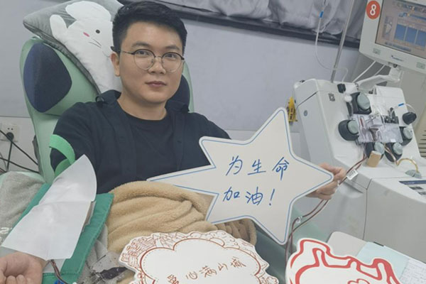 魏南旋正在獻血。重慶市血液中心供圖