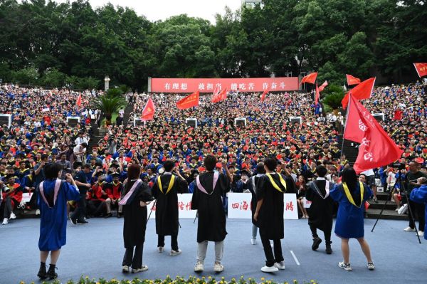 畢業典禮暨學位授予儀式現場。鄒樂攝