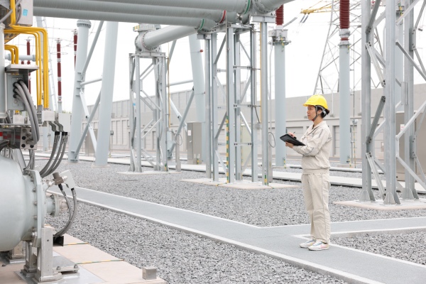 國網重慶超高壓公司員工檢查海棠500千伏變電站站內設備。林熙熙攝