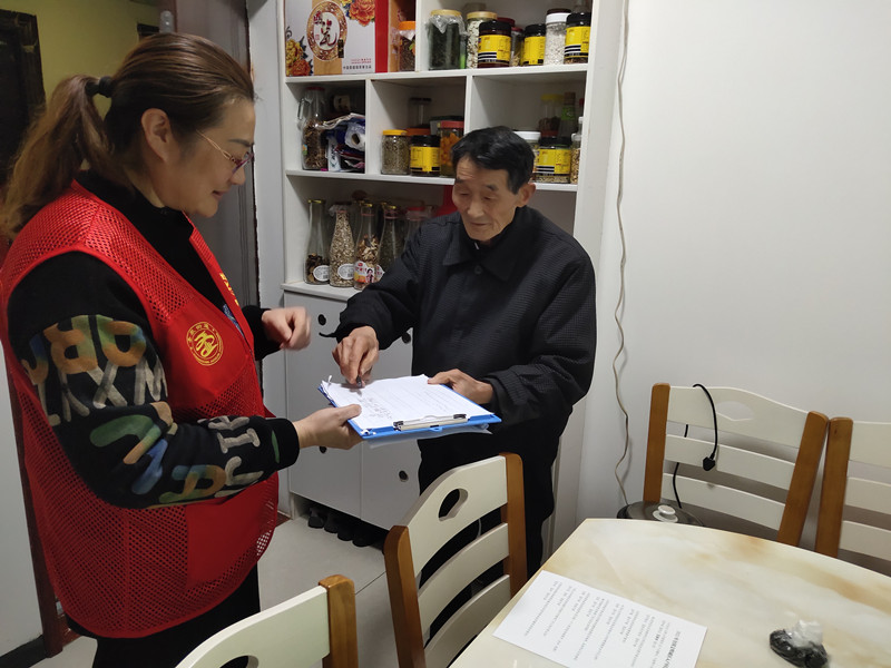 網格員上門核實住戶信息并登記。圣泉街道供圖