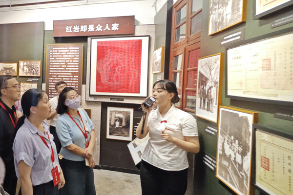 參觀教學。重慶科技學院供圖