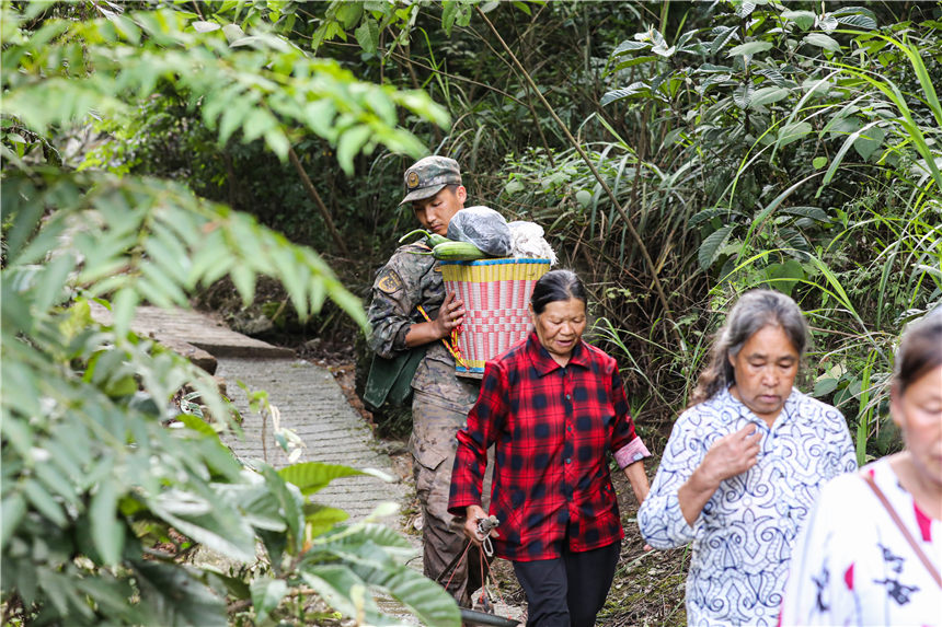 武警官兵轉移被困群眾。李東攝