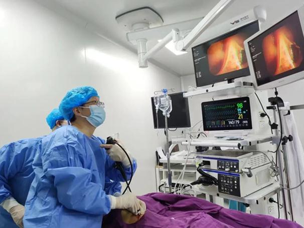 萬耘為患者做手術。重慶西區醫院供圖