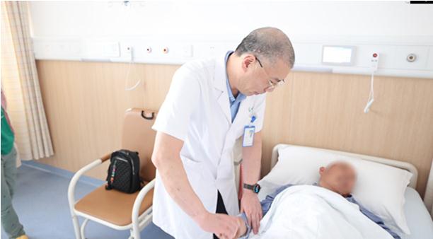 蔣曉江檢查患者恢復情況。重慶西區醫院供圖