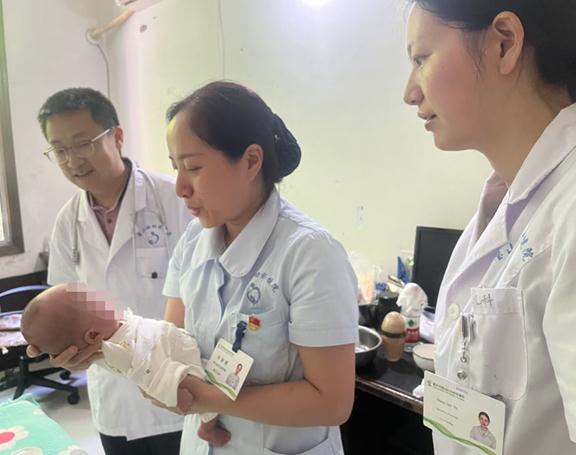 吳丕六帶領醫護團隊對早產兒進行入戶訪視。璧山區婦幼保健院供圖