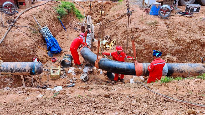 重慶燃氣集團長南公司連續3天作業，完成長南線長輸管線“不停氣碰口作業”管道遷改工作。重慶燃氣集團供圖