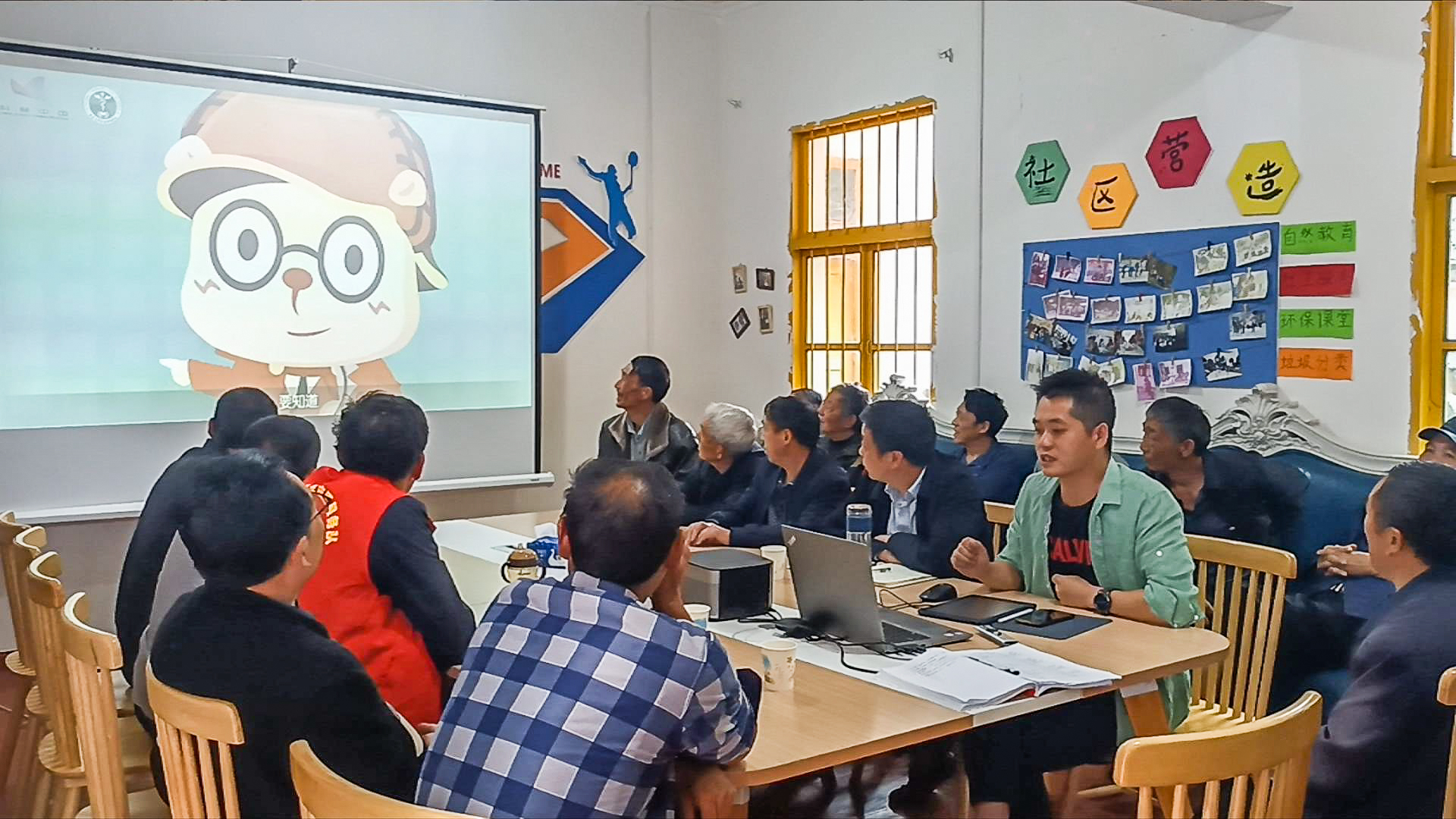 村委會組織村民集中觀看科普視頻。