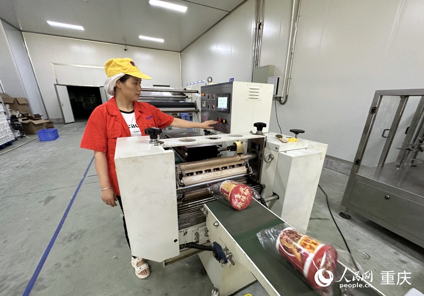 梁平奇爽食品有限公司的酸辣粉包裝線。 人民網記者 劉政寧攝