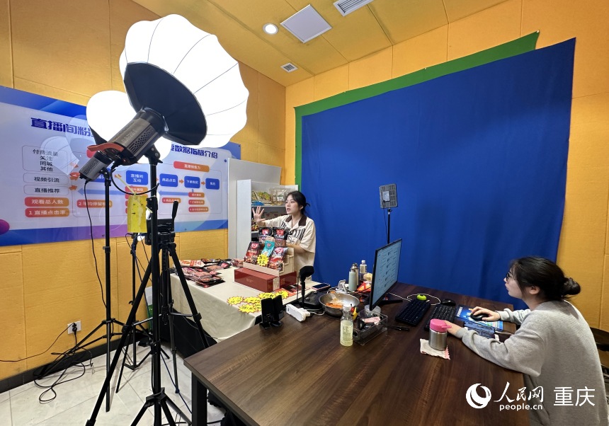 電商直播間里的主播正在銷售預制菜產品。 人民網記者 劉政寧攝