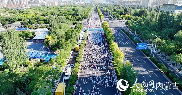 航拍2023呼和浩特馬拉松起跑。 人民網 孟佳澍 攝