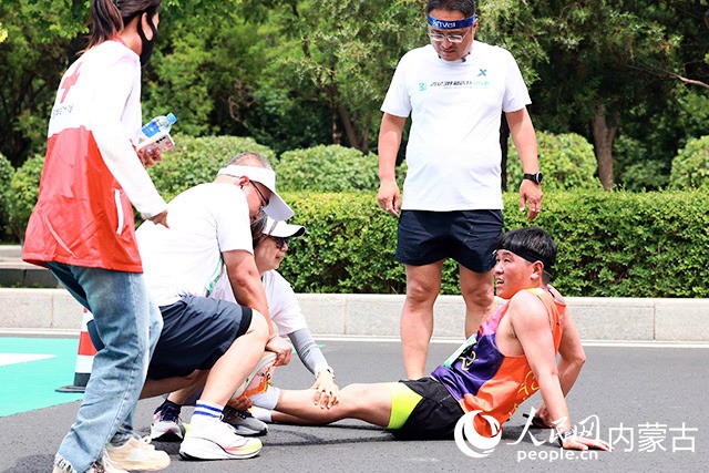 醫療保障隊正在為運動員治療。 主辦方供圖