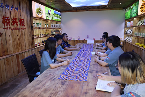 開展座談會。四川美術學院供圖