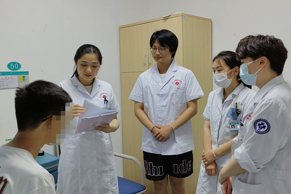 醫生團隊查房。合川區精神衛生中心供圖