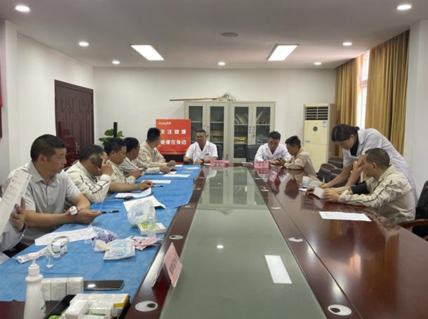 問診中。愛康集團重慶分公司供圖