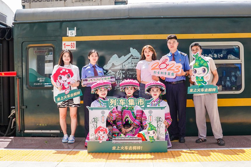 7月11日，旅客打卡5630次“小慢車”。李文航攝