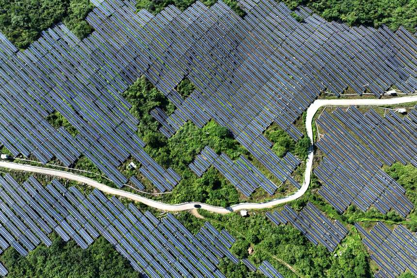 重慶市黔江區麒麟蓋山地光伏發電站。楊敏攝