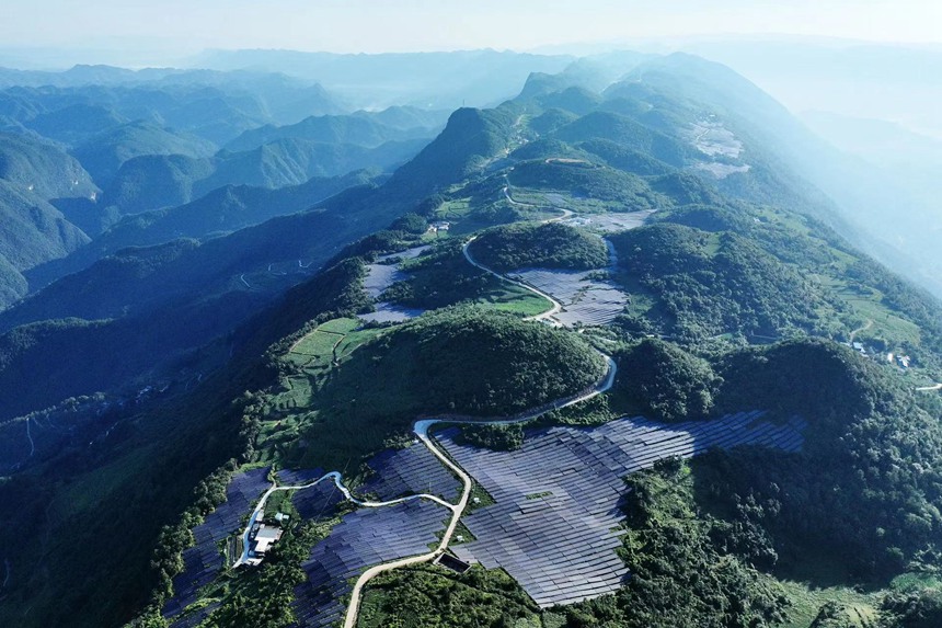 光伏發電板掩映著群山。楊敏攝