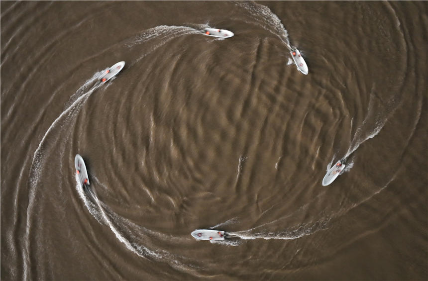 武警重慶總隊船艇支隊組織沖鋒舟操作訓練。唐志勇攝