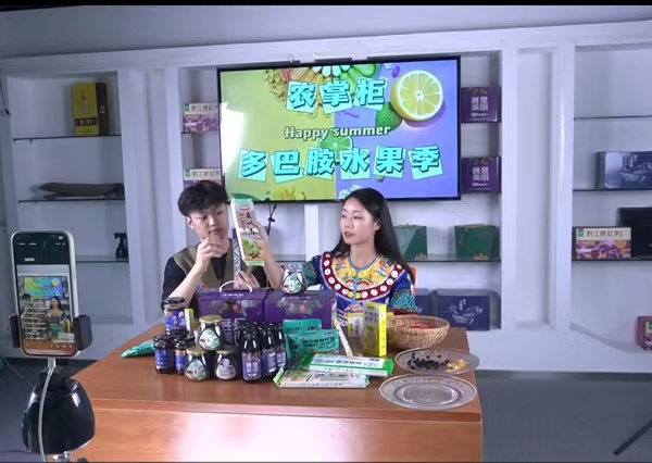 實踐團成員走進農掌柜電商，參與電商直播全過程。重慶第二師范學院供圖