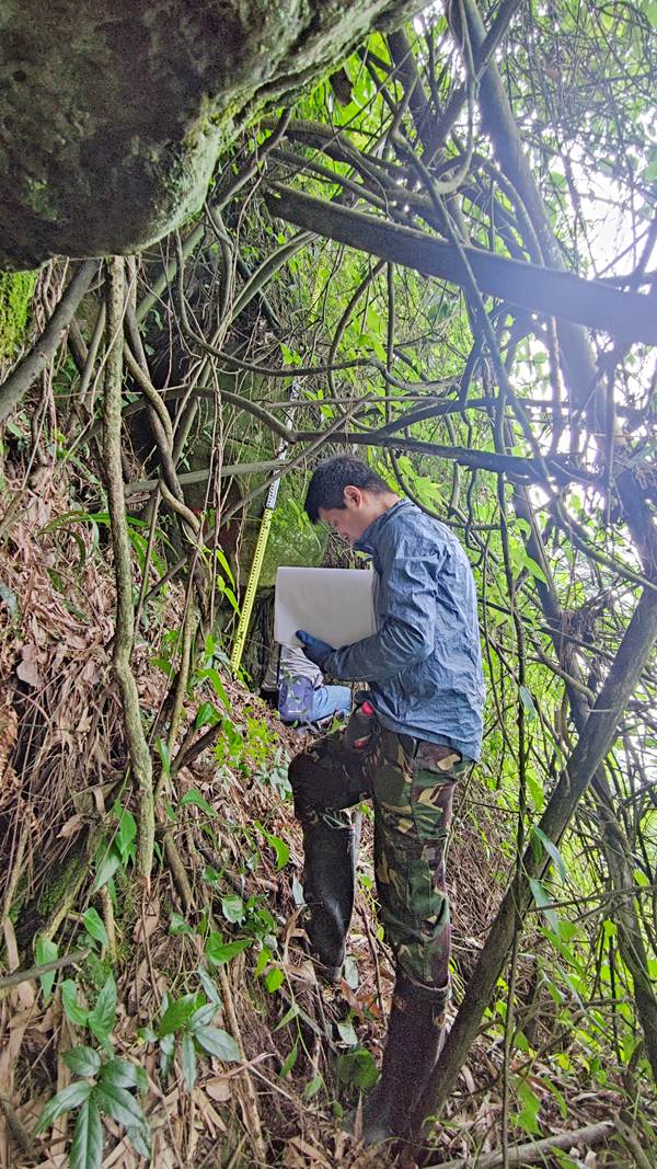 《記錄》。6月，綦江區一處危巖勘查工作現場，重慶一三六地質隊地災防治工程師羅猛記錄著實地調查的危巖情況與相關數據。杜健攝