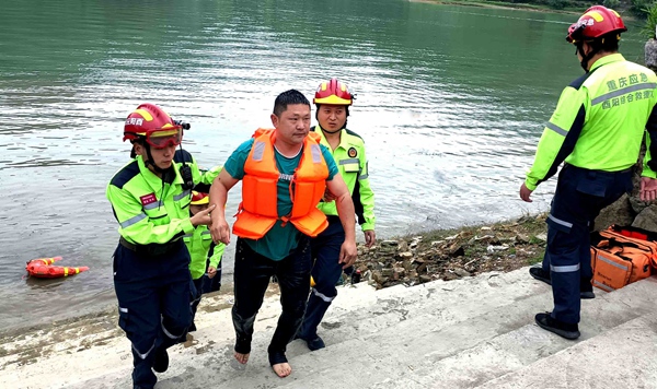 《酉陽舉行防汛暨地災防治綜合應急救援演練》。4月27日，酉陽土家族苗族自治縣舉行2023年防汛暨地質災害防治綜合應急救援演練。圖為模擬救援落水群眾。吳雁攝