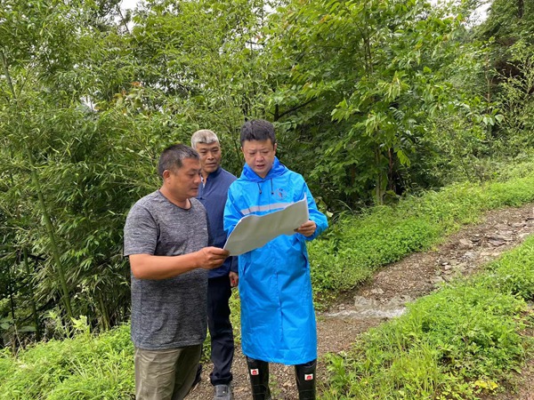 《雨中巡查》。7月4日，南川區三泉規劃和自然資源所開展雨中地災巡排查，并指導群測群防員做好汛期巡排查和臨災處置工作。舒勤燕攝