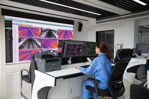 7月17日，國網重慶市電力公司員工正通過精益化管控平臺時時掌握各個電纜通道運行情況。李濤攝