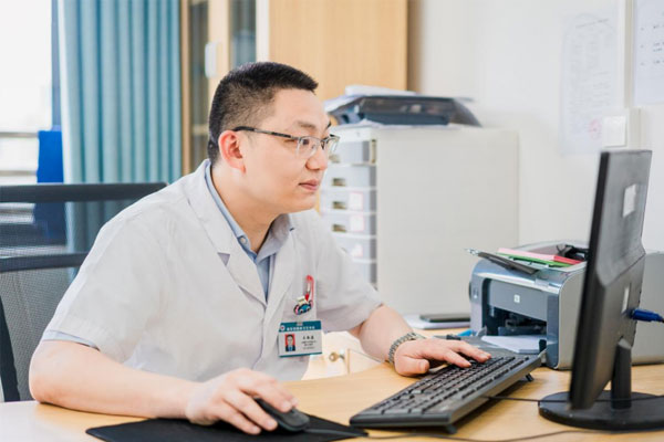 工作中的王敏建。重慶市精神衛生中心供圖