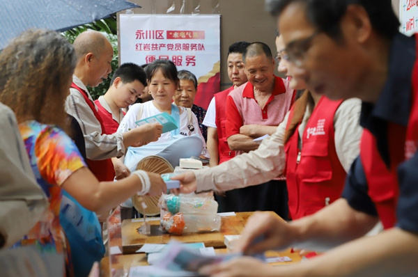永川區“水電氣訊”紅巖共產黨員服務隊開展便民服務公開日活動，為客戶提供用能指導。朱芳攝