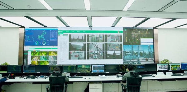 監控人員應用輔控系統檢查轄區變電站實時情況。國網重慶市南供電公司供圖