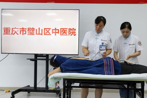 中醫適宜技術展示-督灸。璧山區中醫院供圖