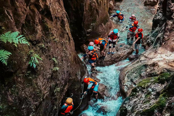 北碚區金刀峽景區，游客正在體驗溪降活動。受訪企業供圖