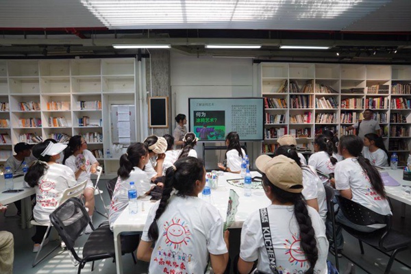 昌都市師生們在渝學習。李林攝