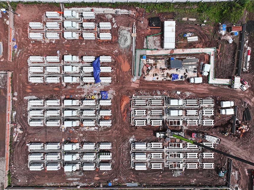 重慶璧山比亞迪光儲項目施工如火如荼進行，項目僅11天完成全部吊裝，標志著該項目正式進入設備聯調聯試接入電網的最后沖刺階段。國家電投重慶公司供圖