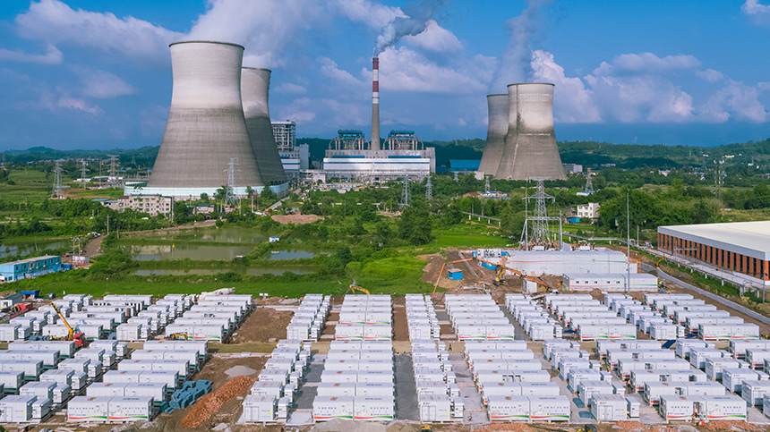 重慶合川發電公司新型儲能電站項目施工現場一片忙碌景象。國家電投重慶公司供圖