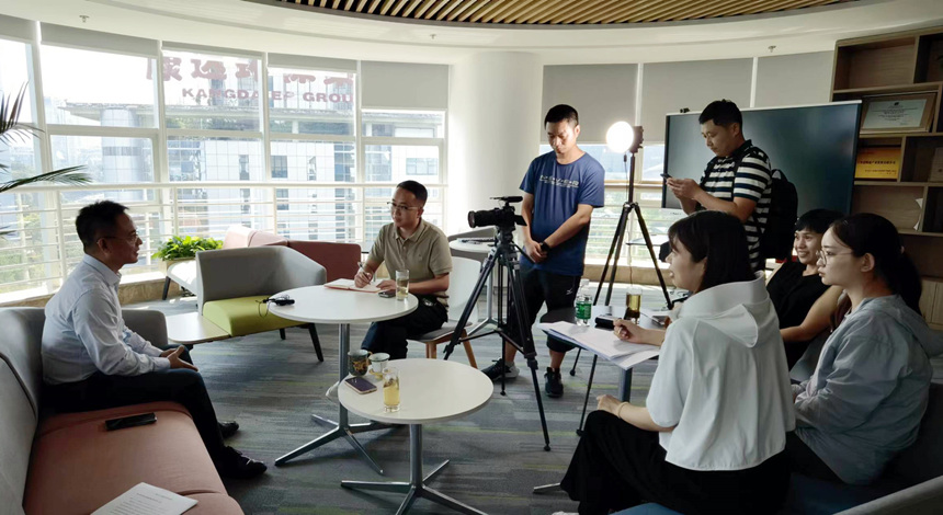 采訪團在重慶物流集團采訪。人民網記者 劉紅攝